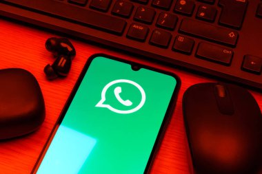 Prag, Çek Cumhuriyeti - 10 21 2024: Yüzeyde WhatsApp logosunu gösteren akıllı telefon.