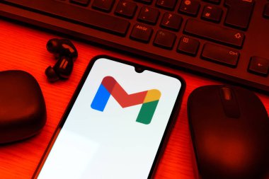 Prag, Çek Cumhuriyeti - 10 21 2024: Google Gmail logosunu gösteren akıllı telefon.