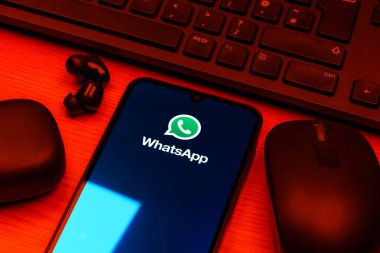 Prag, Çek Cumhuriyeti - 10 21 2024: Yüzeyde WhatsApp logosunu gösteren akıllı telefon.