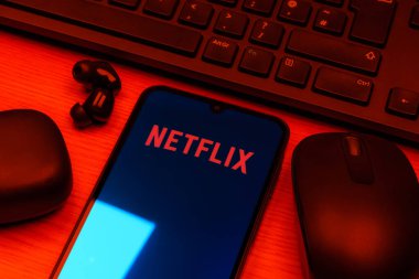 Prag, Çek Cumhuriyeti - 10 21 2024: Netflix logosunu gösteren akıllı telefon.