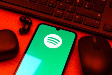 Prag, Çek Cumhuriyeti - 10 21 2024: Spotify logosunu gösteren akıllı telefon.