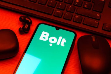 Prag, Çek Cumhuriyeti - 10 21 2024: Bolt logosunu gösteren akıllı telefon.