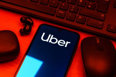 Prag, Çek Cumhuriyeti - 10 21 2024: Uber logosunu gösteren akıllı telefon.