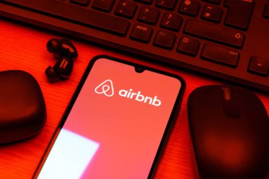 Prag, Çek Cumhuriyeti - 10 21 2024: Airbnb logosunu gösteren akıllı telefon.