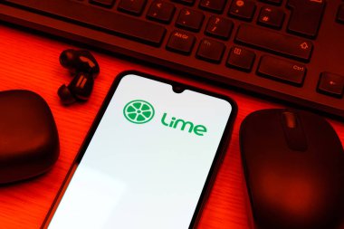 Prag, Çek Cumhuriyeti - 10 21 2024: Lime logosunu gösteren akıllı telefon.