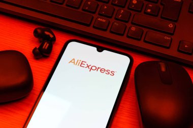 Prag, Çek Cumhuriyeti - 10 21 2024: AliExpress logosunu gösteren akıllı telefon.