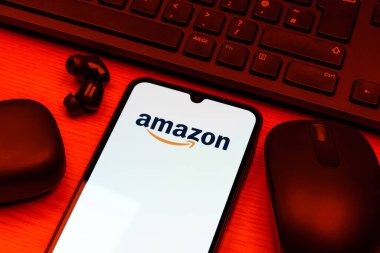 Prag, Çek Cumhuriyeti - 10 21 2024: Amazon logosunu gösteren akıllı telefon.