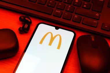 Prag, Çek Cumhuriyeti - 10 21 2024: Yüzeyde McDonalds logosunu gösteren akıllı telefon.