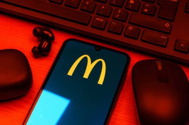 Prag, Çek Cumhuriyeti - 10 21 2024: Yüzeyde McDonalds logosunu gösteren akıllı telefon.