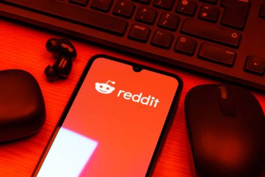 Prag, Çek Cumhuriyeti - 10 21 2024: Reddit logosunu gösteren akıllı telefon.