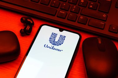 Prag, Çek Cumhuriyeti - 10 21 2024: Yüzeyde Unilever logosu gösteren akıllı telefon.