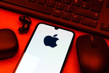 Prag, Çek Cumhuriyeti - 10 21 2024: Apple logosunu gösteren akıllı telefon.