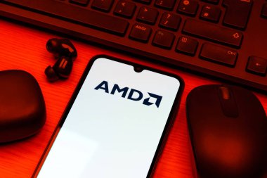 Prag, Çek Cumhuriyeti - 10 21 2024: Yüzeyde AMD logosu gösteren akıllı telefon.