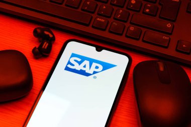 Prag, Çek Cumhuriyeti - 10 21 2024: SAP logosunu gösteren akıllı telefon.