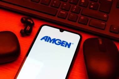 Prag, Çek Cumhuriyeti - 10 21 2024: Amgen logosunu gösteren akıllı telefon.