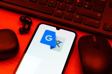 Prag, Çek Cumhuriyeti - 10 21 2024: Google Translate logosunu gösteren akıllı telefon.