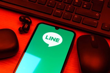 Prag, Çek Cumhuriyeti - 10 21 2024: Yüzeyde Satır logosunu gösteren akıllı telefon.