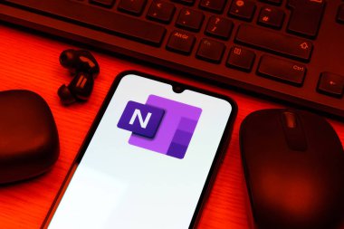 Prag, Çek Cumhuriyeti - 10 21 2024: Microsoft OneNote logosunu gösteren akıllı telefon.