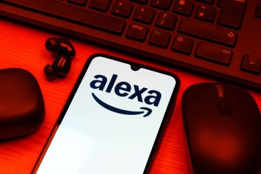 Prag, Çek Cumhuriyeti - 10 21 2024: Alexa logosunu gösteren akıllı telefon.