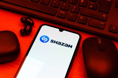 Prag, Çek Cumhuriyeti - 10 21 2024: Shazam logosunu gösteren akıllı telefon.