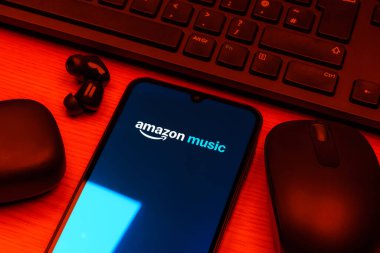 Prag, Çek Cumhuriyeti - 10 21 2024: Amazon Müzik logosunu gösteren akıllı telefon.