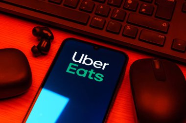 Prag, Çek Cumhuriyeti - 10 21 2024: Uber Eats logosunu gösteren akıllı telefon.