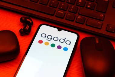 Prag, Çek Cumhuriyeti - 10 21 2024: Agoda logosunu gösteren akıllı telefon.