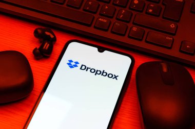 Prag, Çek Cumhuriyeti - 10 21 2024: Dropbox logosunu gösteren akıllı telefon.