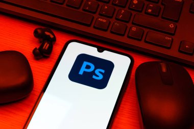 Prag, Çek Cumhuriyeti - 10 21 2024: Yüzeyde Photoshop logosu gösteren akıllı telefon.