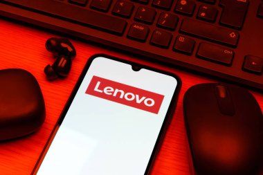 Prag, Çek Cumhuriyeti - 10 21 2024: Lenovo logosunu gösteren akıllı telefon.