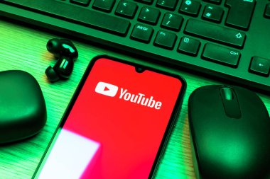 Prag, Çek Cumhuriyeti - 10 21 2024: Youtube logosunu gösteren akıllı telefon.