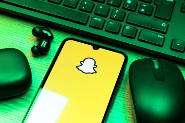 Prag, Çek Cumhuriyeti - 10 21 2024: Snapchat logosunu gösteren akıllı telefon.