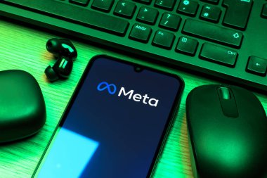 Prag, Çek Cumhuriyeti - 10 21 2024: Meta logosunu gösteren akıllı telefon.