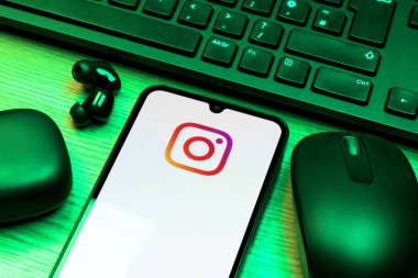 Prag, Çek Cumhuriyeti - 10 21 2024: Instagram logosu gösteren akıllı telefon.