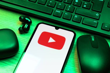 Prag, Çek Cumhuriyeti - 10 21 2024: Youtube logosunu gösteren akıllı telefon.
