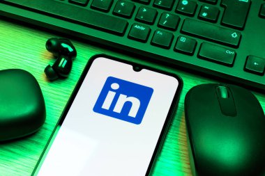 Prag, Çek Cumhuriyeti - 10 21 2024: Yüzeyde LinkedIn logosunu gösteren akıllı telefon.