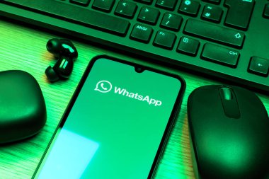 Prag, Çek Cumhuriyeti - 10 21 2024: Yüzeyde WhatsApp logosunu gösteren akıllı telefon.