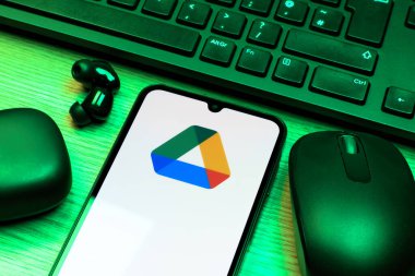 Prag, Çek Cumhuriyeti - 10 21 2024: Google Drive logosunu gösteren akıllı telefon.