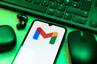 Prag, Çek Cumhuriyeti - 10 21 2024: Google Gmail logosunu gösteren akıllı telefon.
