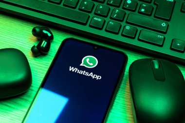 Prag, Çek Cumhuriyeti - 10 21 2024: Yüzeyde WhatsApp logosunu gösteren akıllı telefon.