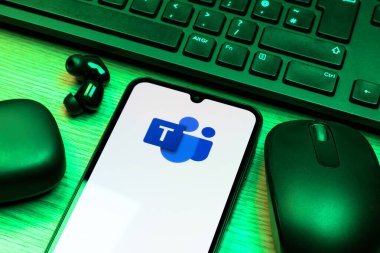 Prag, Çek Cumhuriyeti - 10 21 2024: Takım logolarını gösteren akıllı telefon.
