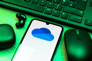 Prag, Çek Cumhuriyeti - 10 21 2024: Yüzeyde OneDrive logosu gösteren akıllı telefon.