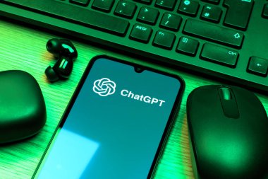 Prag, Çek Cumhuriyeti - 10 21 2024: ChatGPT logosunu gösteren akıllı telefon.