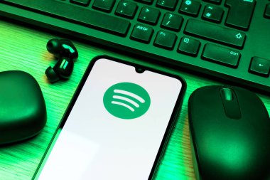 Prag, Çek Cumhuriyeti - 10 21 2024: Spotify logosunu gösteren akıllı telefon.