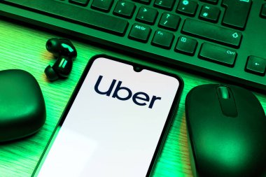 Prag, Çek Cumhuriyeti - 10 21 2024: Uber logosunu gösteren akıllı telefon.