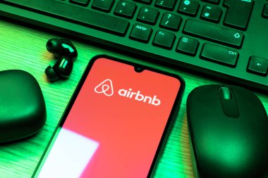 Prag, Çek Cumhuriyeti - 10 21 2024: Airbnb logosunu gösteren akıllı telefon.