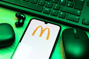 Prag, Çek Cumhuriyeti - 10 21 2024: Yüzeyde McDonalds logosunu gösteren akıllı telefon.