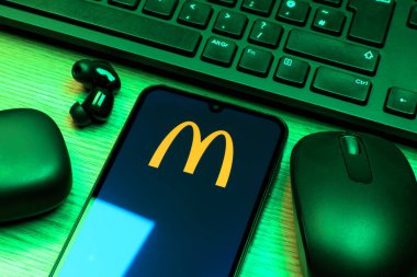 Prag, Çek Cumhuriyeti - 10 21 2024: Yüzeyde McDonalds logosunu gösteren akıllı telefon.