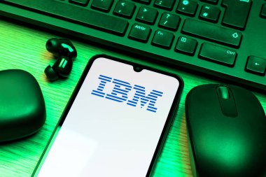 Prag, Çek Cumhuriyeti - 10 21 2024: IBM logosunu gösteren akıllı telefon.