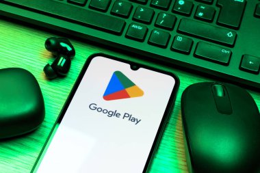 Prag, Çek Cumhuriyeti - 10 21 2024: Google Play logosunu gösteren akıllı telefon.